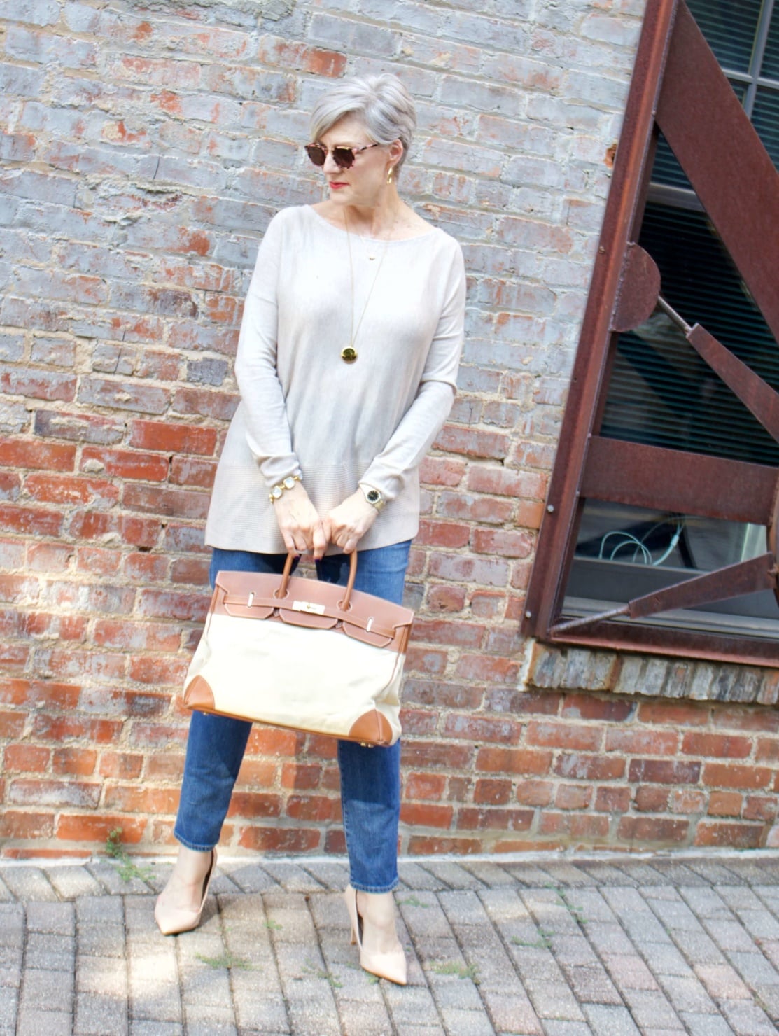 back to summer basics tunic, blue jeans, nude pumps and canvas handbag
