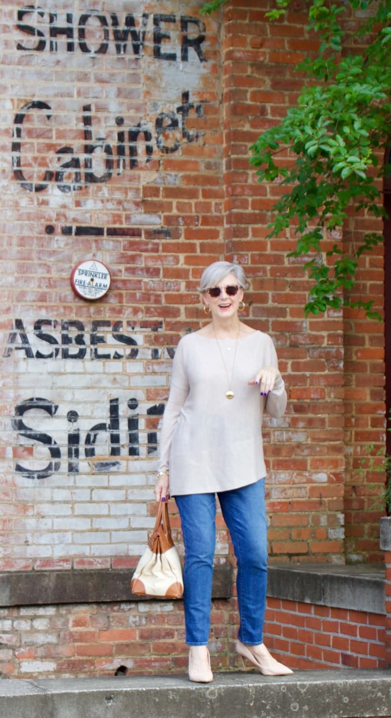 back to summer basics tunic, blue jeans, nude pumps and canvas handbag