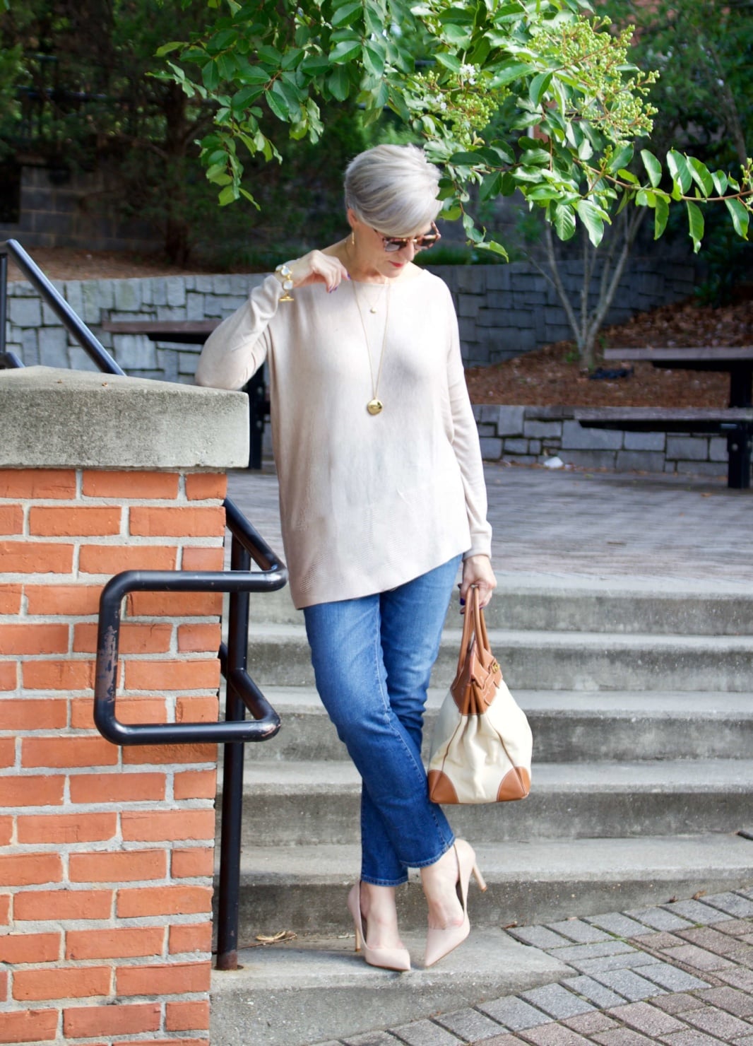 back to summer basics tunic, blue jeans, nude pumps and canvas handbag