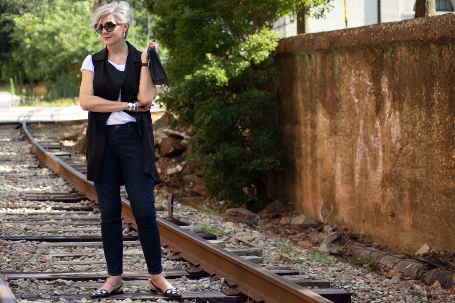 how to wear a black vest