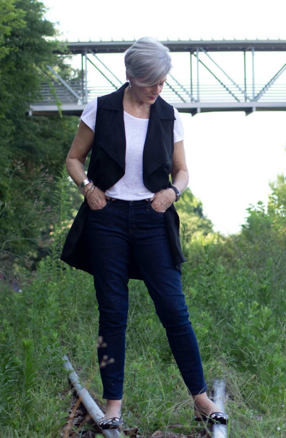 how to wear a black vest