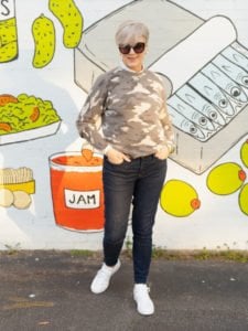 how to wear white sneakers