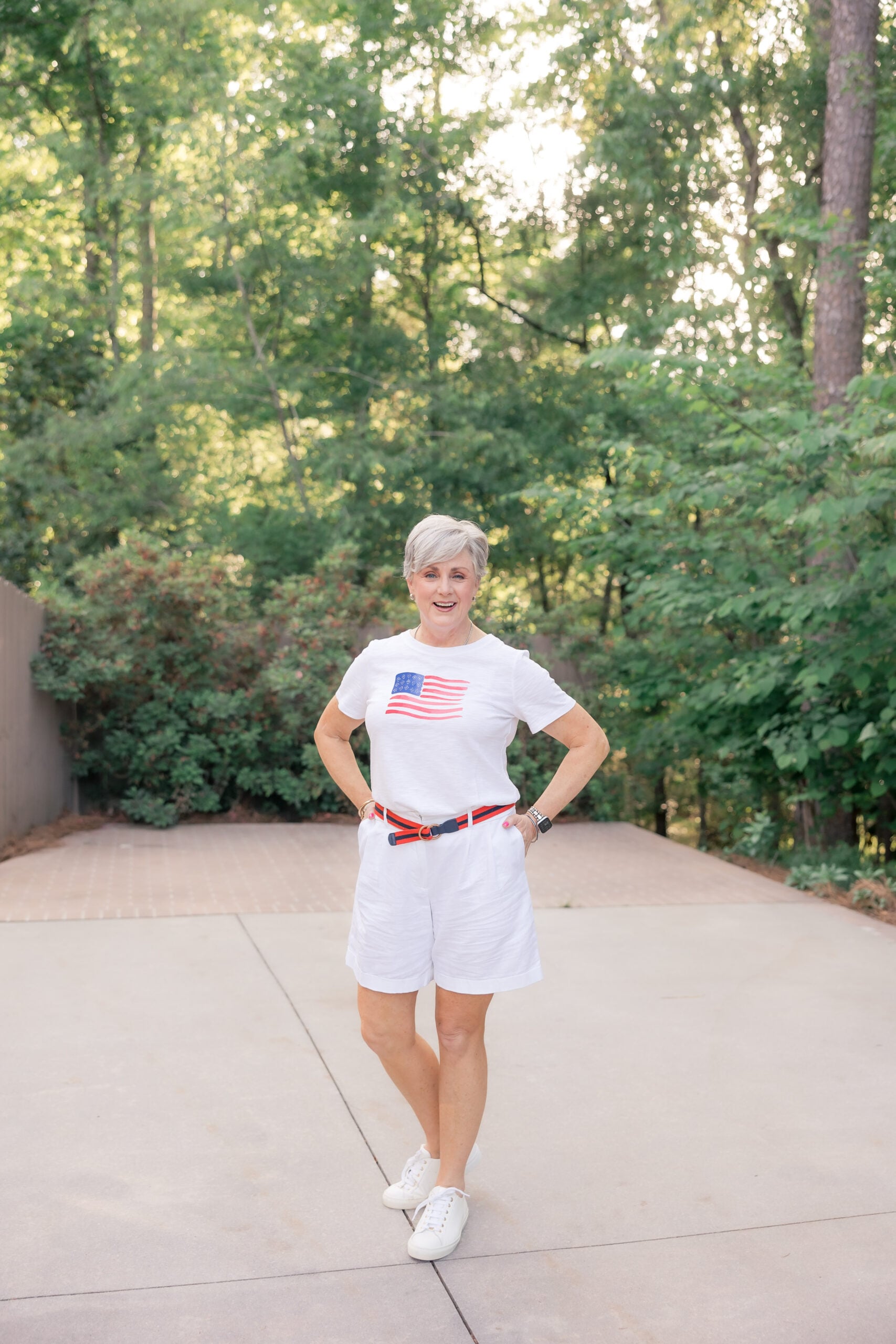 sneakers outfit women over 40