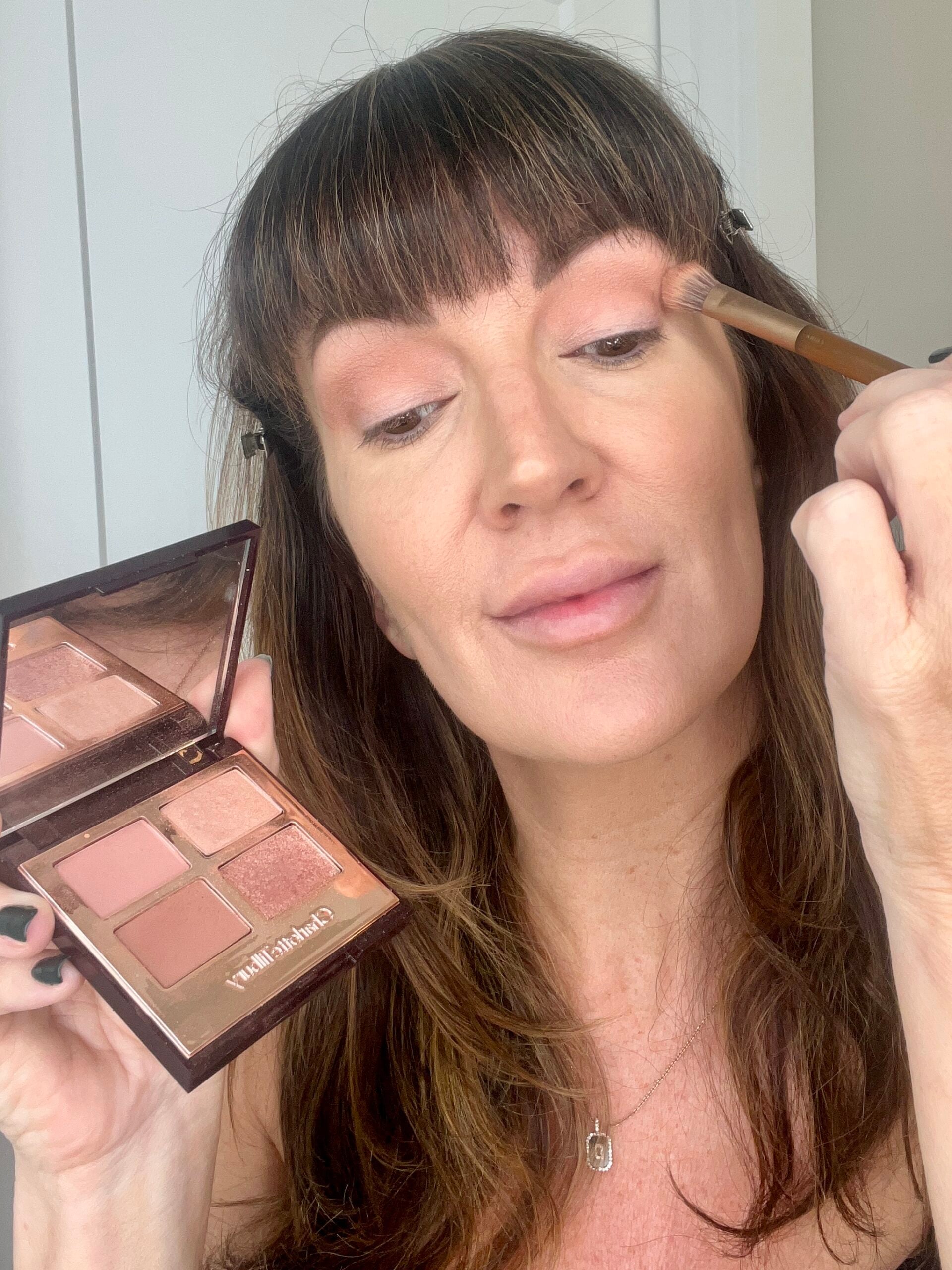 apply eyeshadow