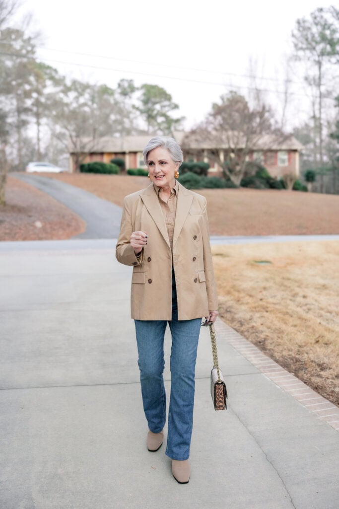 High-waisted bootcut jeans in light wash styled with twill blouse, twill blazer and ankle boots