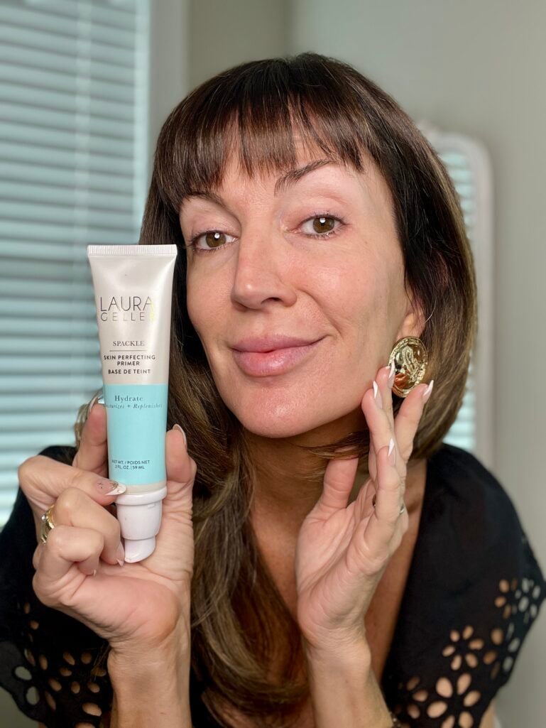 Applying Laura Geller Hydrate Spackle primer before cream foundation